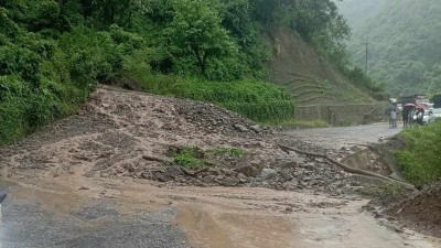  लेदोसहितको पहिरोले पृथ्वी राजमार्ग अबरुद्ध 